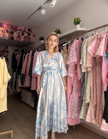 Αέρινο σατέν φόρεμα σε παστέλ γαλάζια απόχρωση με ρομαντικό floral print. Διαθέτει κρουαζέ ντεκολτέ που αγκαλιάζει όμορφα το μπούστο και ζώνη στη μέση για τέλεια εφαρμογή και θηλυκή γραμμή 