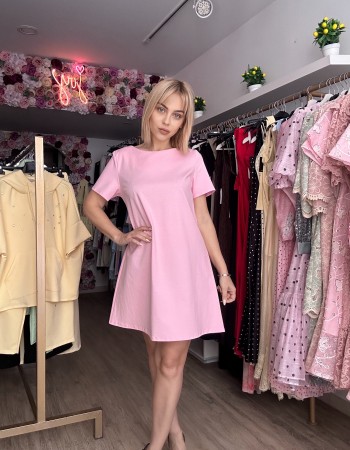 Άνετο και κομψό φόρεμα που ξεχωρίζει με το ιδιαίτερο δέσιμο φιόγκου στο λαιμό. 