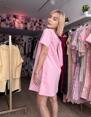 Άνετο και κομψό φόρεμα που ξεχωρίζει με το ιδιαίτερο δέσιμο φιόγκου στο λαιμό. 